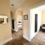 Georgian Luxury Apartment - Superfast Wifi - Parking Available