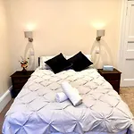 Georgian Luxury Apartment - Superfast Wifi - Parking Available