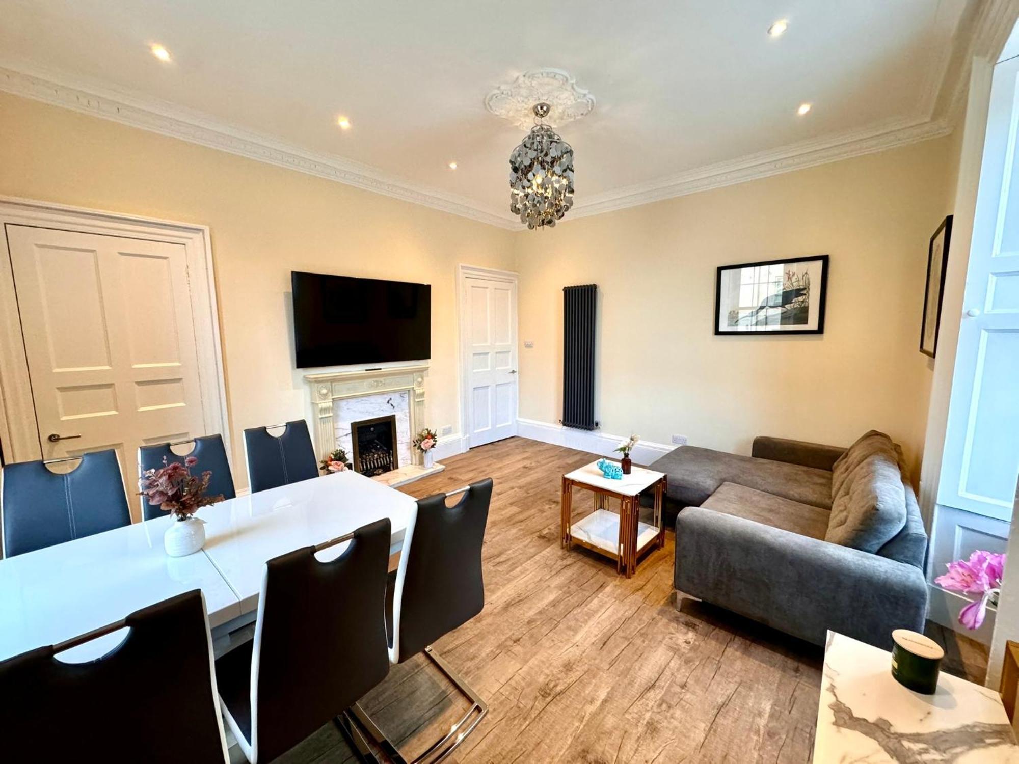 Georgian Luxury Apartment - Superfast Wifi - Parking Available
